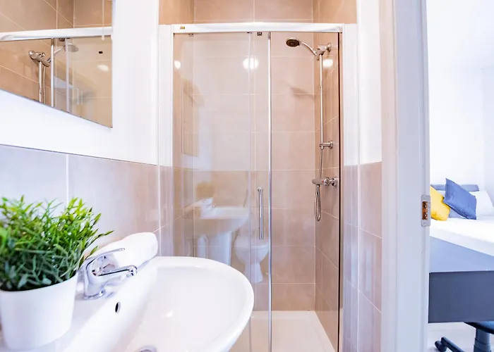 Large Modern House, Sleeps 17 With Parking