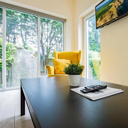 Holiday home Large Modern House, Sleeps 17 With Parking