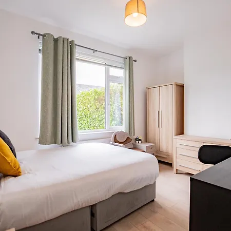 Large Modern House, Sleeps 17 With Parking *