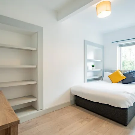 Large Modern House, Sleeps 17 With Parking Holiday home