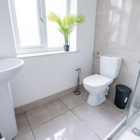 Дом отдыха Large Modern House, Sleeps 17 With Parking Голуэй