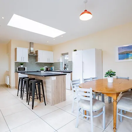 Large Modern House, Sleeps 17 With Parking