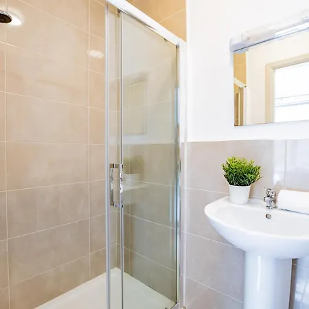 Large Modern House, Sleeps 17 With Parking *