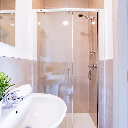 Large Modern House, Sleeps 17 With Parking