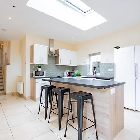 Holiday home Large Modern House, Sleeps 17 With Parking