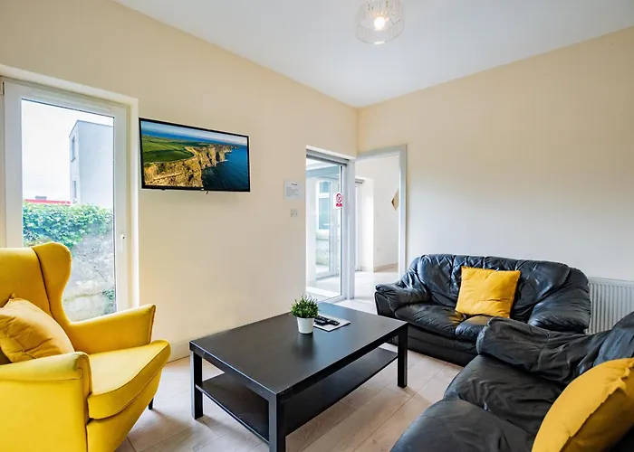 Large Modern House, Sleeps 17 With Parking