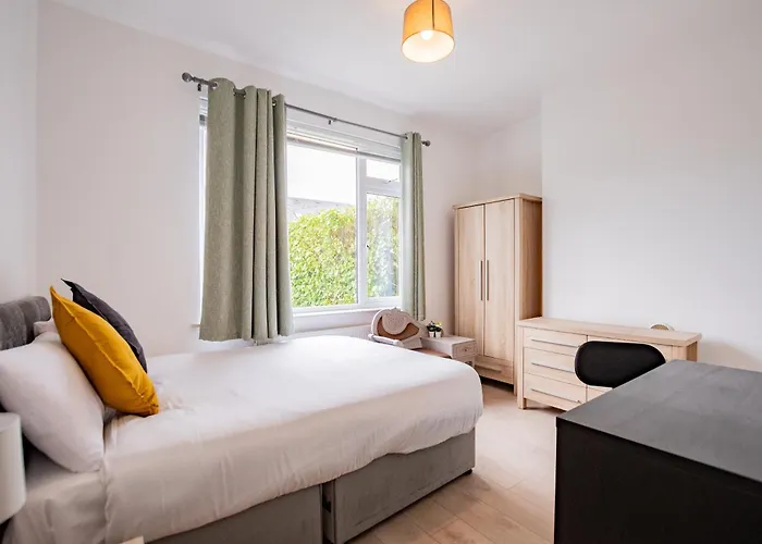 Large Modern House, Sleeps 17 With Parking *