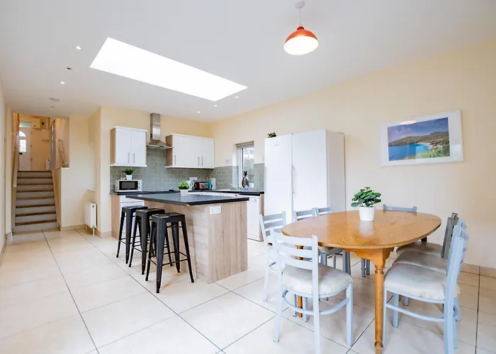 Large Modern House, Sleeps 17 With Parking