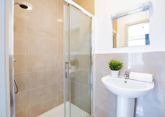 Large Modern House, Sleeps 17 With Parking *