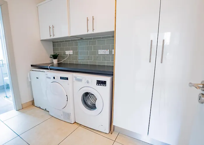 Feriehus Large Modern House, Sleeps 17 With Parking