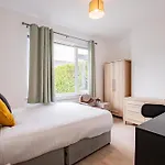 Large Modern House, Sleeps 17 With Parking *