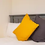 Large Modern House, Sleeps 17 With Parking *