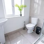 بيت للعطل Large Modern House, Sleeps 17 With Parking غالواي