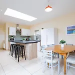 Large Modern House, Sleeps 17 With Parking
