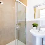Large Modern House, Sleeps 17 With Parking *