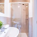 Large Modern House, Sleeps 17 With Parking