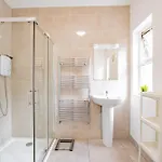 Large Modern House, Sleeps 17 With Parking * غالواي