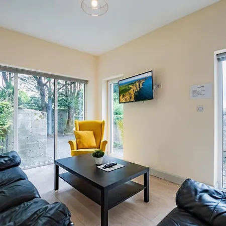 Large Modern House, Sleeps 17 With Parking *