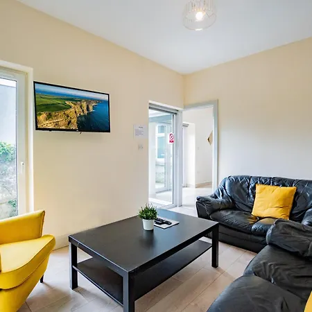 Large Modern House, Sleeps 17 With Parking