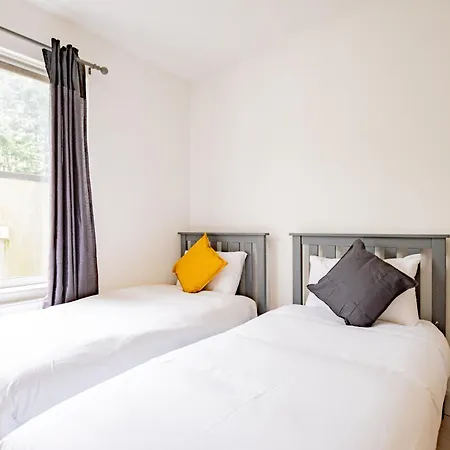 Large Modern House, Sleeps 17 With Parking 戈尔韦