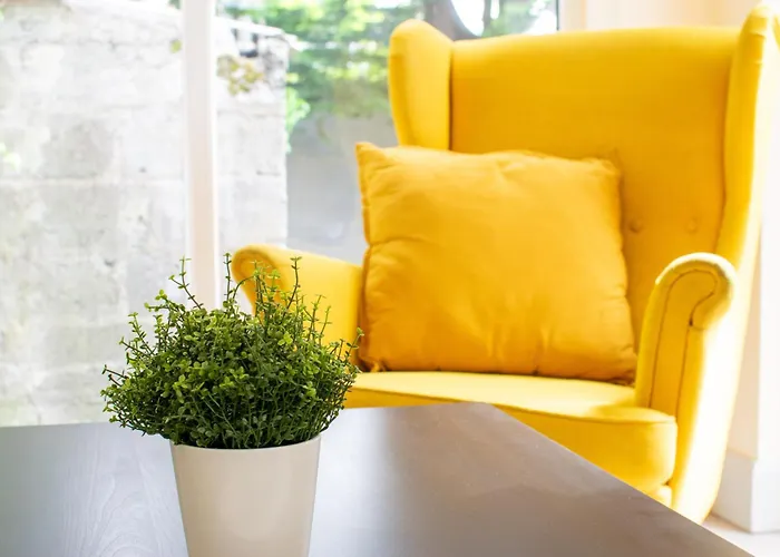 Large Modern House, Sleeps 17 With Parking