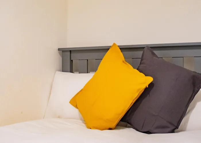 Large Modern House, Sleeps 17 With Parking *