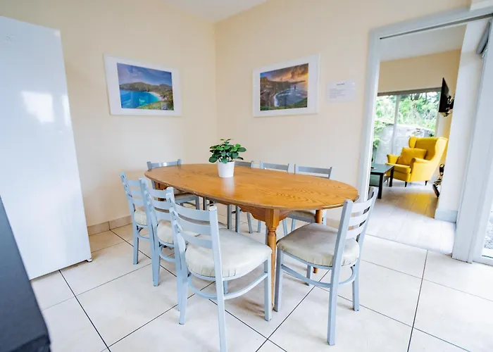 Large Modern House, Sleeps 17 With Parking 戈尔韦