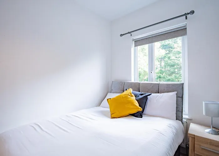 Large Modern House, Sleeps 17 With Parking 度假居 *